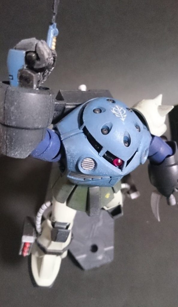 あまり分かりませんが、上半身も下半身も全塗装してます。またちょっと変わったことをしてみようと、わざと湿度の高い日にスプレー塗装をし、白濁するようにしました。宇宙空間での劣化状態を(妄想して)表してみました。 以上!無さそうなところに有りそうな設定でねじ込むのが好きです!(≧∇≦*