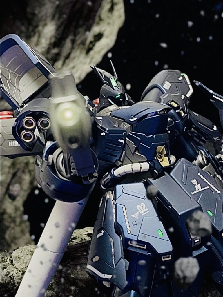 四枚目は、睨みを利かせたショットが欲しくてこうなりました。今更ですが、モノアイはもう少しブルー系にしとけばよかったなーと思いました。どこもかしこもグリーンで光ってるのでちょっとクドい❗️