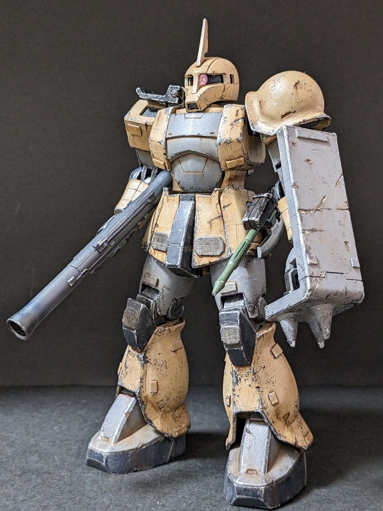 【正面】激しくチッピングして、デザインナイフでゴリゴリ削ってダメージに。稚拙なプラバン追加が散見されますがご愛嬌。