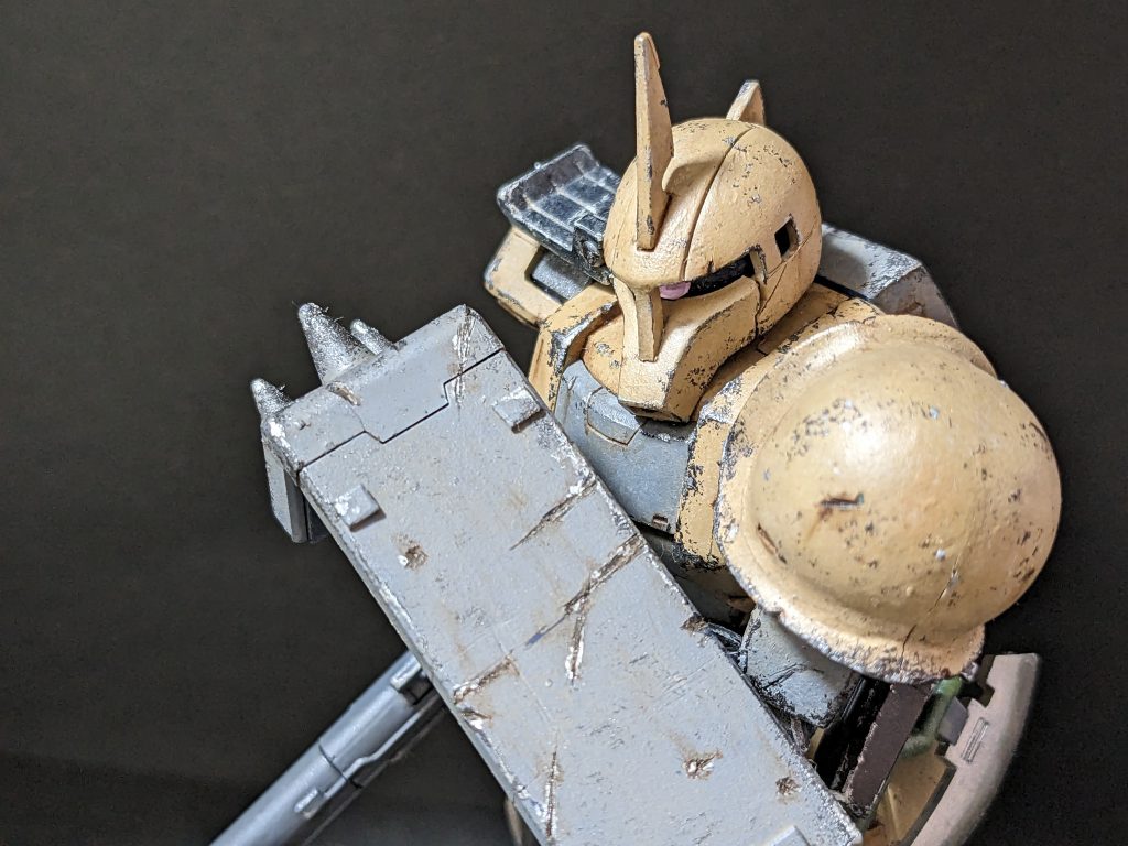 傷んだシールドを見せびらかす図。いい感じに生まれ変わらせてやろうと思います。