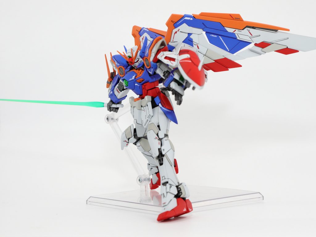 アクションポーズが決まりますねぇ…。このまま飾れないのが残念すぎるw むちゃくちゃ不安定な状態で写真撮ってます。