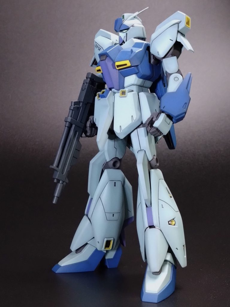 改めて正面やや左より。太腿の延長、胸部の形状変更、B.W.S.の主翼の延長、アーマー裏の再現等をやっています。どちらかと言うとシンプルな機体なので、各部のシャープ化やバンダイエッジの処理は大事になりますね。