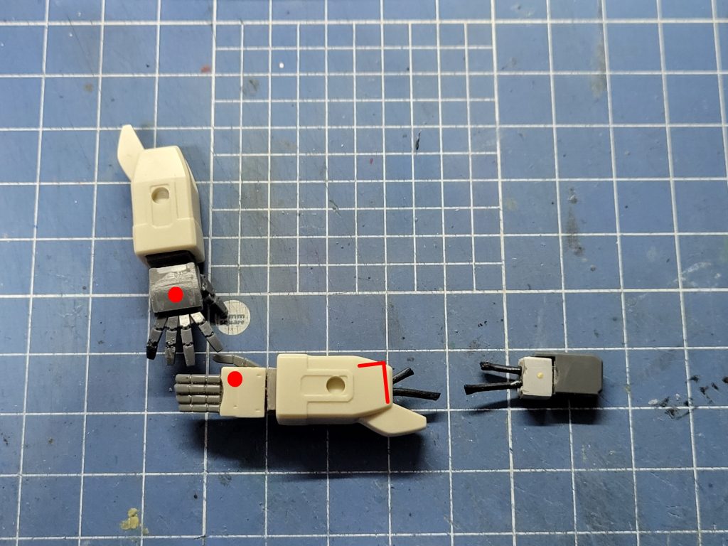 左腕ダメージ表現用パーツの塗装前。肘関節側のパーツは前腕に使っているPCパーツを軸にプラ板の箱組とリード線を組み合わせ、前腕側にはPCパーツ露出を防ぐL字プラ板をあてがい、左平手は旧HG付属の平手を使いネオジム磁石で右手に持たせるようにしました。