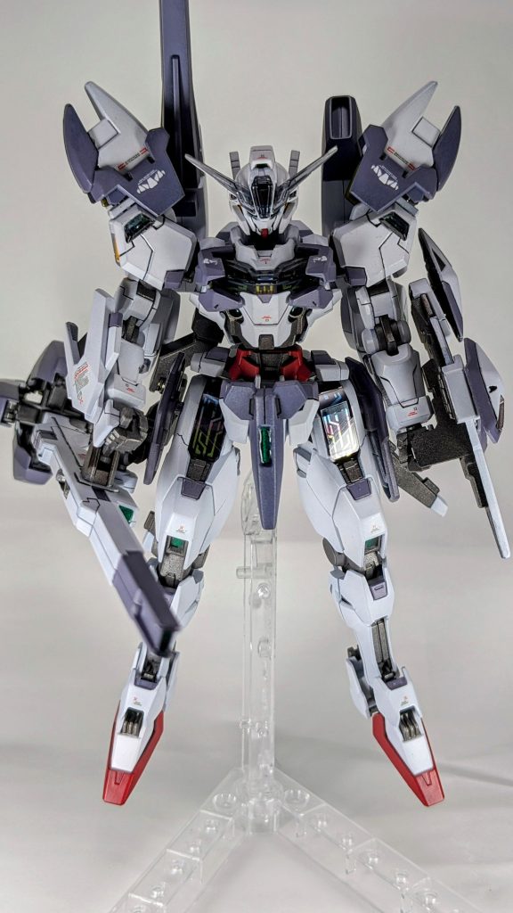 アサルトバスター装備のフロントショットです。接続は前回作成した、バルバトスの経験を活かし、全てネオジム磁石での接続となっております。この形態時、かなり苦労しますが当然『バリアブルロッドライフル』と『エスカッシャン』も全て装備されております。両肩のエスカッシャンは、ネオジム磁石接続に変更しアサルトバスターのシールドに接続される様変更しております。バックパックのブースター部分は一度外し、アサルトバスターの本来であれば光の翼が接続される部分に、これもまたネオジム磁石にて該当部分に接続される様変更されております。