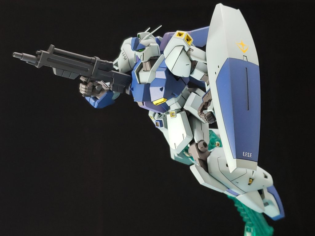 宇宙を駆ける様なイメージで。変形であったり、この様にポーズが付けられるというのはガンプラの醍醐味ですね。(^^)