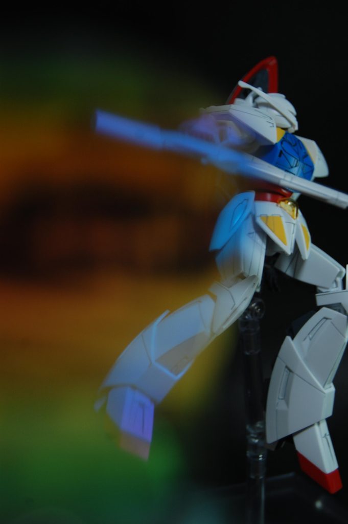 オープニングのラスト。同じくseriaのオーロラ素材のカード入れを曲げたり傾けたりして撮影しました。