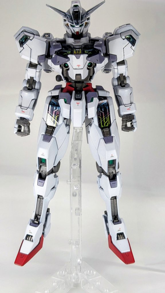 今回の作成に当たり、こだわった点は、通常時はガンダムキャリバーンを完全に使用した、パーツの交換などはせず、あくまでキャリバーンの追加兵装になるという点に重きを置いて作成しました。一応今回も、簡易充電エアブラシに水性ホビーカラーを使用した全塗装を行っております。なお、カラーリングについては純白な機体も珍しくて良いのですが、折角ですので部分的にグレーの差し色とメタルグリーンにダイソーのグリーンレジンを使って、クリアパーツを再現しています。余談ですが、やはり簡易エアブラシと水性ホビーカラーではかなり塗膜や隠蔽力が弱く、苦労しました・・・。また、撮影も前回同様のダイソーの簡易撮影ブースに、スマホでの撮影となっておりますので、ご了承ください。