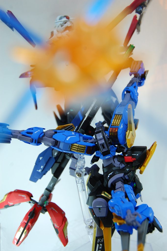 ビームの射線を上下の写真で共有することで、違うシーンだけど連続性を感じられるような表現を試してみました。最後はビットを引き付けて自爆させるラフレシアフィニッシュですね。今回はとにかくビットの中を駆け抜けるような写真を中心に載せました。また、ちょうど悪役機イベントがあるのでタグ付けしましたが、こちらの投稿では主役機っぽい描写になっちゃいましたね。 今回、水星の魔女を見てキャリバーンに対して個人的に熱いと感じたのが①単騎で敵陣のビームの嵐の中に我武者羅な軌道で突っ込んで行くところ②敵を倒す以外にも用途のある装備を持っているところ③他人の装備を持っているところ で、これらをしっかり表現できる作品をつくることを目標に制作しました。自分なりのアプローチはできたかなと思います。コマンダーを器としてそれらの要素をなんとなく再構成できたのもよかったです。 ごちゃごちゃ長々と書きましたが、プラモ作ってると色々考えちゃいますね。制作中だったプラモを放置して急慮作りましたけど、それくらいキャリバーンはいいキットだったと感じます。他制作工程はこちらに、素立ちの写真など載せきれなかった写真はツイッターなどに順次追加していこうと思います。