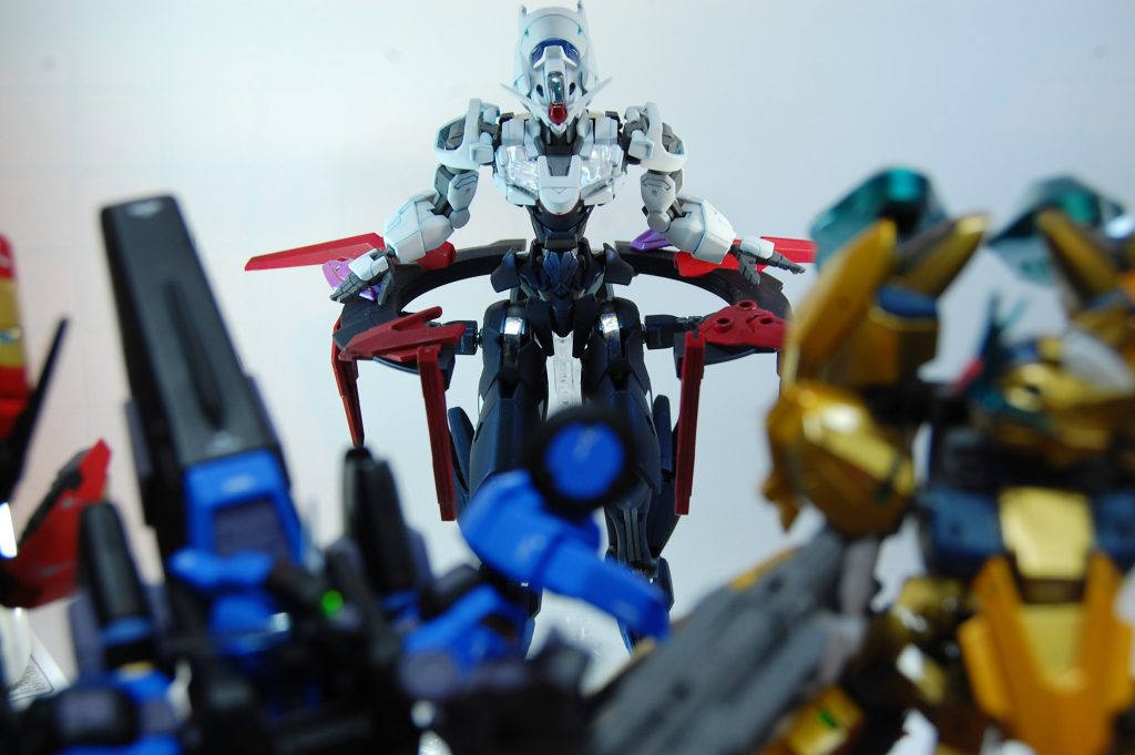 二人の共通敵として前回作ったエアリアルを。以下コマンダーキャリバーンという機体があったらどんなことが起こるか、想像したシーンをポージングと構図を工夫して画に起こしていこうと思います。なんだかんだ写真撮影だけで2週間以上かかってしまいました。