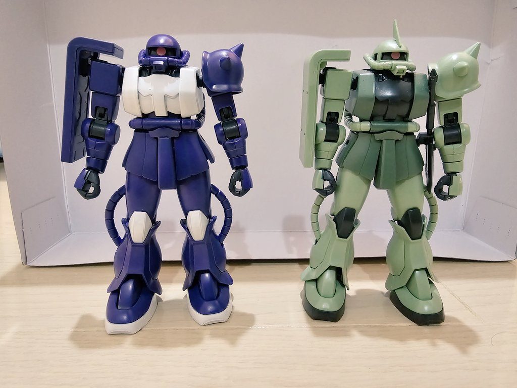 元のザクIIと比較。