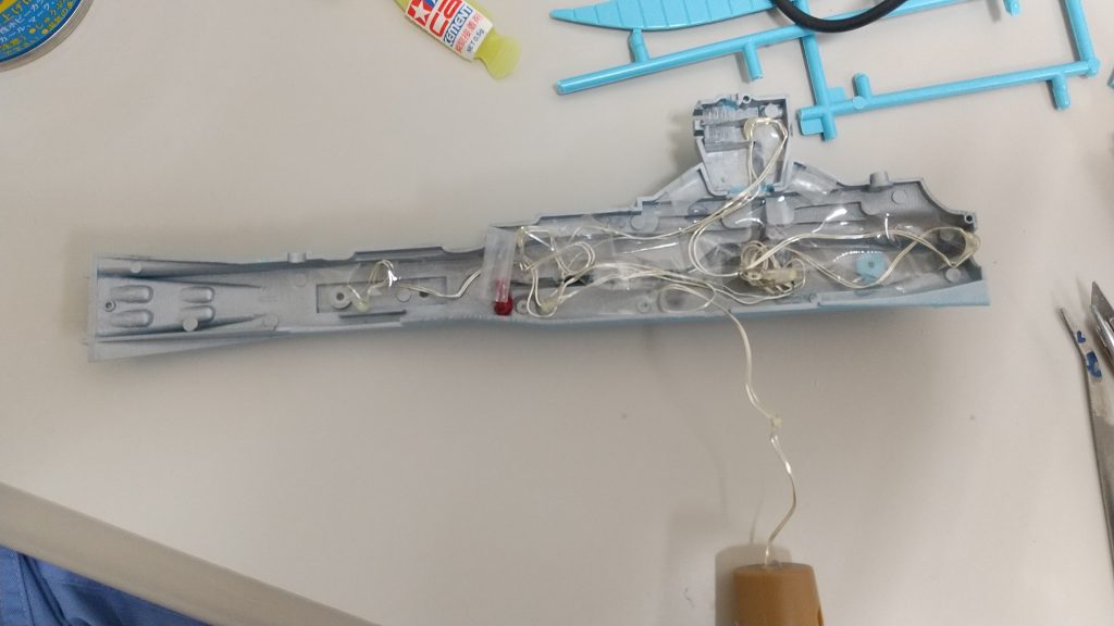 モナカ状なので　かえって電飾を仕込みやすかったです。光漏れ防止に、内部を銀一色に塗ったあと、ダイソーのLED製小型イルミネーションをセロハンテープと瞬間接着剤で固定しただけです。