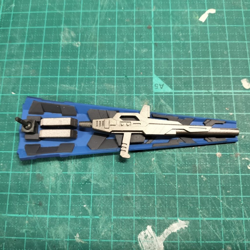 シールドに格納するビームライフルはエネルギーパックを外さないといけないので、作り直しています。サブグリップもオミット