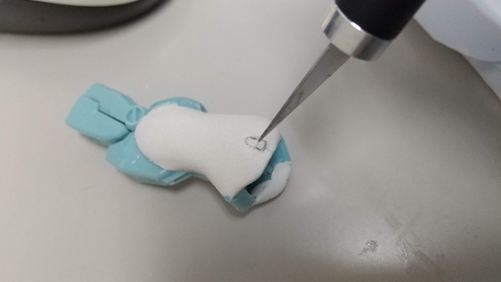 脚部は余分な部分を切除したあと、粘土を盛って整形。重心が下半身に寄って倒れにくくなるので一石二鳥です。