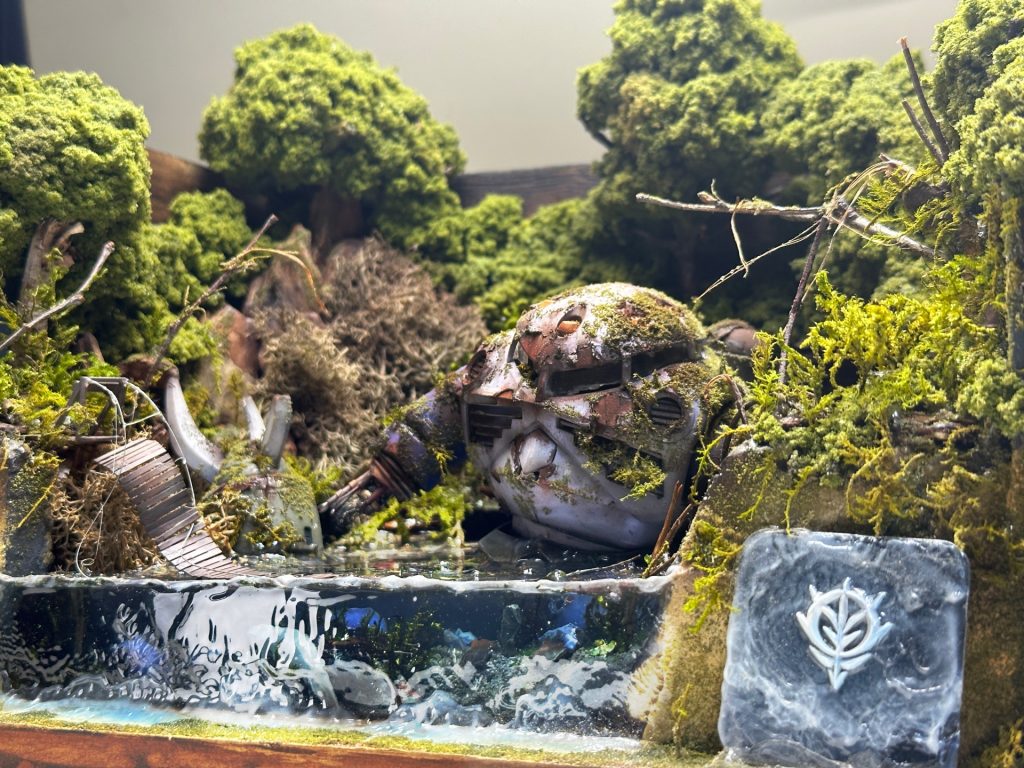 メタルプレートにジオンのロゴをアレンジしてつけています。水や波のイメージで製作して見ました。