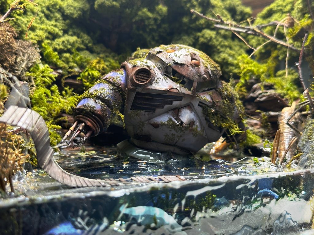 使用レジンはメインの水の表現に2液性の透明度の高く、経年黄変しにくいフローレンスレジンの注型用を2キロ弱、UVレジンも同様に透明度、経年応変耐性、硬化後のベタつきのない星の雫を使用しています。どちらのレジンもアクセサリーやテーブル、レジンアートにも使われる素材なので期待していた透明感と耐性どちらも文句ない仕上がりとなりました。