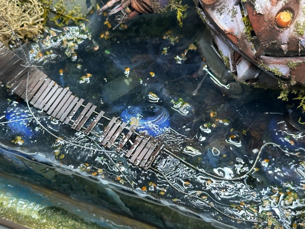 水中に沈む爆散し散らばったズゴックのパーツなども薄っすら見える感じの水ジオラマの良い所ですね。