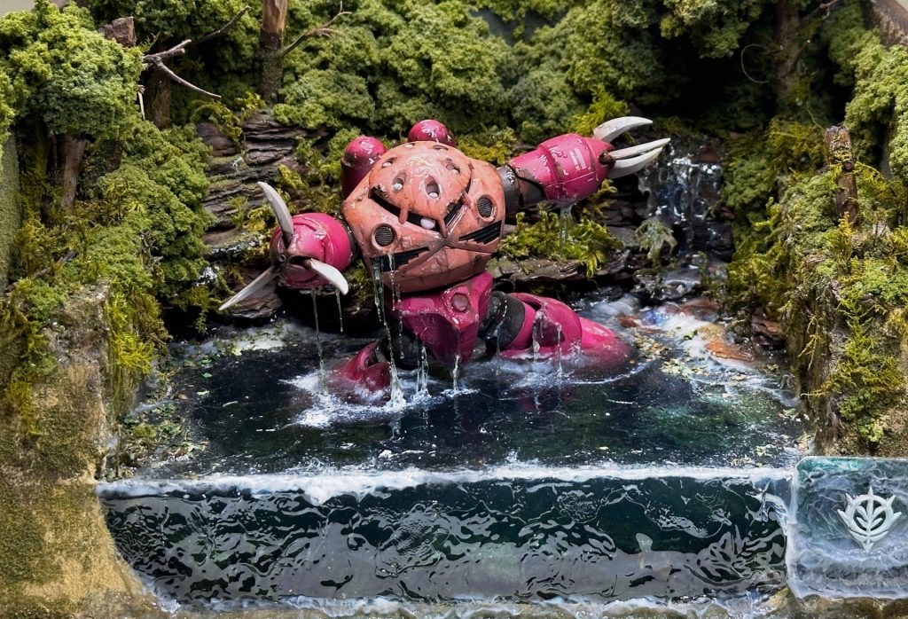 水ジオラマはワクワクするので個人的にかなり好きです。水中を潜航する姿なども良さそうですよね、その際はモノアイや水全体をボワーンと照明の様に下から発光させたり、ちょっとしたナイトオブジェの様なイメージで。