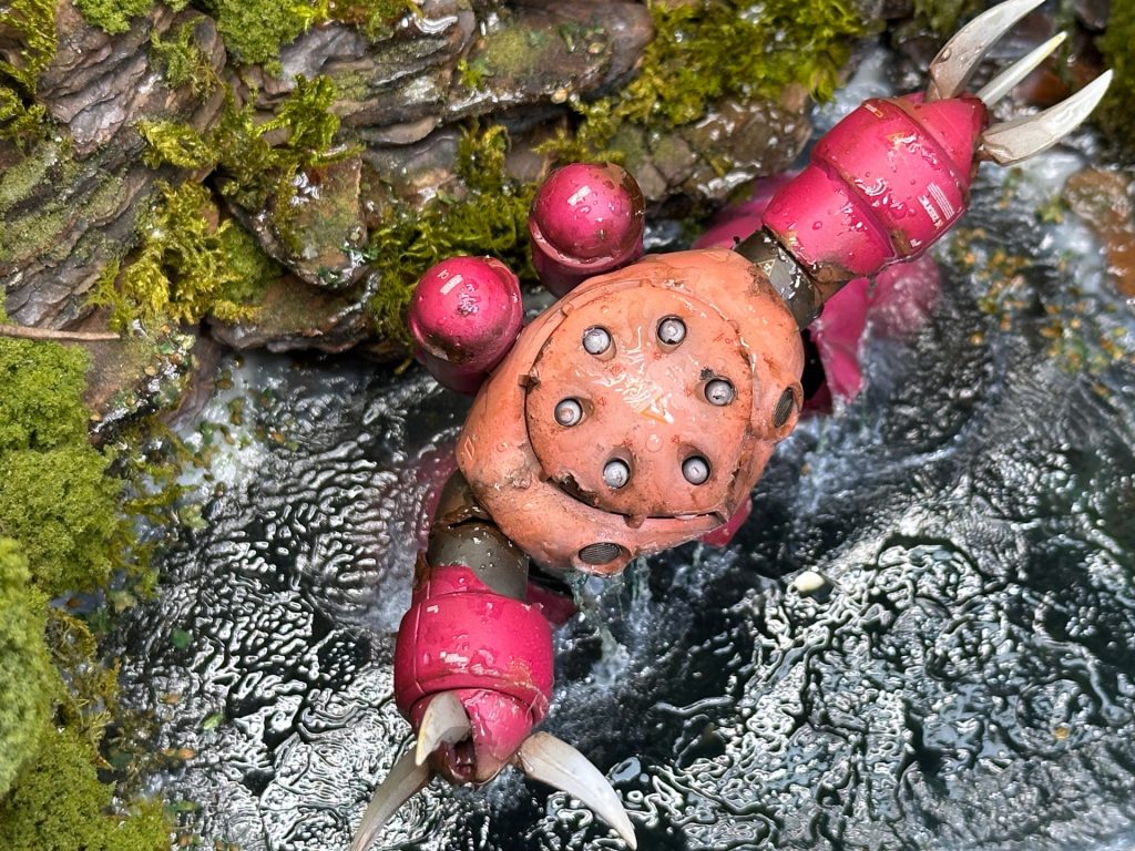 真上から。ズゴック本体も水しぶきや滴る水の表現を入れています。