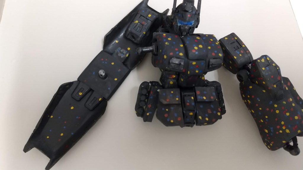 下地はレインボー塗装。100均のアクリル塗料を使っています。サフ代わりにもなって便利です。