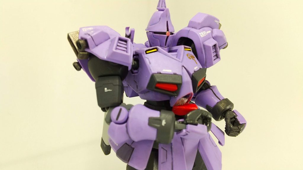 コクピットを開閉できるようにしてみました。内部をくりぬいてヒンジを差しこんだだけの お手軽改造です。