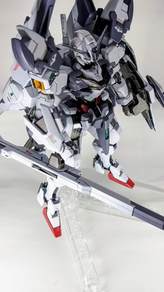 一番苦労したのは肩の追加兵装アーマーです。かなり特徴的でしたので、当初よりこれは使用したいと考えておりましたが、サイズが基本的にV2の方が小さいせいもあり、最初は被せるようにネオジム磁石接続ができるよう工作をし、完成させた後、全く接続できないという事態に遭遇し、考えた末V2アーマー側に若干のプラバン工作で接続位置を作り、そこからエスカッシャンを取り付けるネオジム磁石に接続できる様変更を行いました。