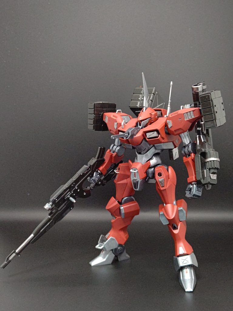 基本的にHGザウォートがメイン、頭部はバーザム頭にRギャギャのマスク下部を追加しました。各部にバーや装飾を貼りつつ胴体アンテナと胸部機銃は鉄血のモビルワーカー類から。下の写真にありますがモノアイはLEDで発光します。