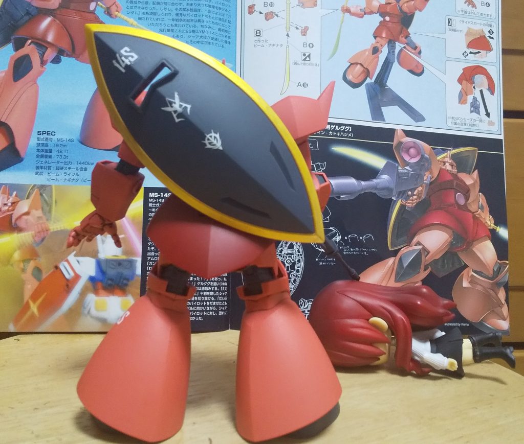 :後ろだ。背中に背負ってるシールドのイエローゴールドが効いててブリリアント！