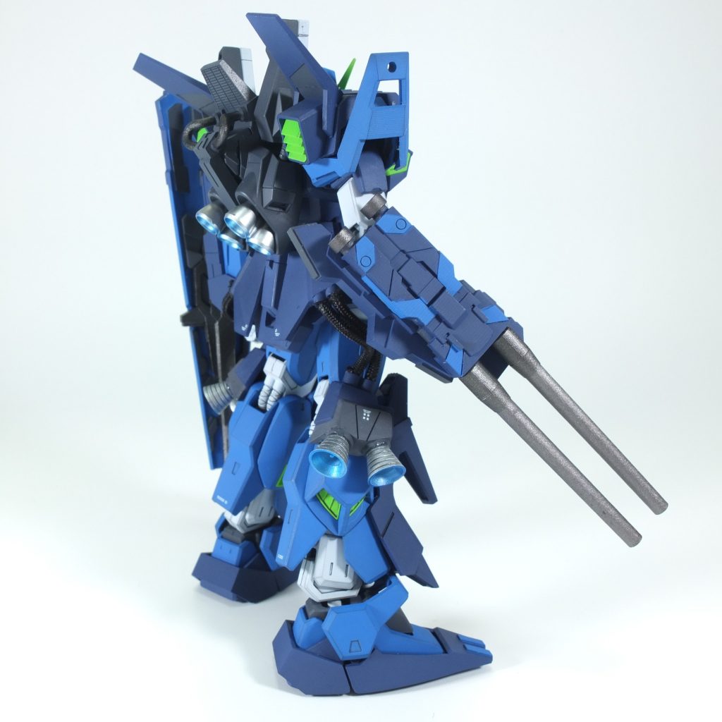 背面。なるべく調色しなくていいようにガンダムカラーをそのまま使っています 薄青:フリーダムブルー、濃青:ティターンズブルー2、灰色:ファラクトグレー、白:エアリアルホワイト