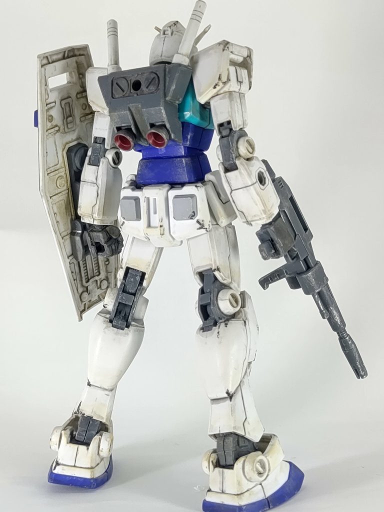 バズーカ外したバックショット。マウント付けない蓋パーツはあったのかな..。この後ろからの写真は、リアカメラのシールを貼る前のこの写真しかありませんでした。さて、御存知、鳶や左官等のお兄様方の現場に差し入れするのに、これにしておけば間違いないと言われるキングオブ缶コーヒー、エメマン。そのエメマンの缶のデザインを忠実に再現するかのようなデカールは恐ろしくダサかったので(個人の感想です)、未使用。他で使うこともないでしょう。