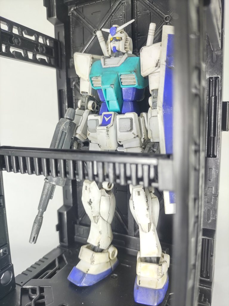 C星某の100均ドック。同じく100均のD某で水性つや消しスプレーというのを発見し試しに購入、ドックに吹いたのですが、全然つや消されなくてこちらは期待値を遥かに下回りました。そこからシルバー系でドライブラシでゴシゴシしてあります。ところで、このキット、自分で懸賞に応募した訳ではなく、昨年帰省した際、同じく帰省していた実弟から無言で手渡されました。その頃は(離脱中で)ガンプラ作ってもなかったんですけど。確かに、ららぽーとのνガンダムを見てから実家に帰りましたけど、別に一言も言ってないし汗。第一次ガンプラブーム以前から私はプラモ小僧だったんですけど、弟は全くその手の事をしていなくて、その頃の兄の姿を覚えていたのでしょうか。左の腕の繋がらなかったグフ(参照)も見ていたのかもしれません...  兄は乗り越えたよ!(乗り越えていない気がする)