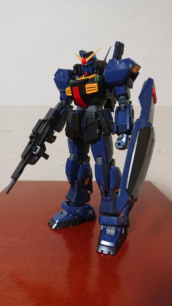 ビームライフル装備。バーニッシュでシールドの取り付けパーツを補強して開かないようにしてます。