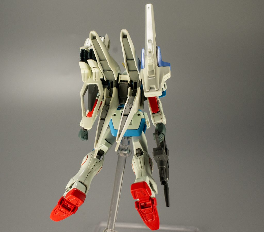 ミノフスキークラフトと追加武装は黄色みのある白とコバルトブルー味のある青で塗装しました