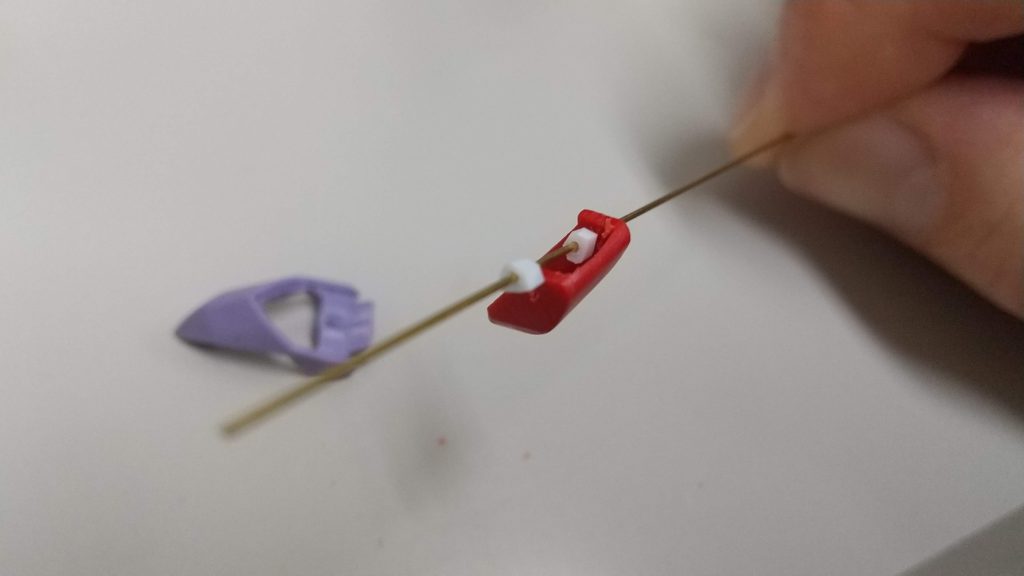 コクピットのヒンジ加工です。