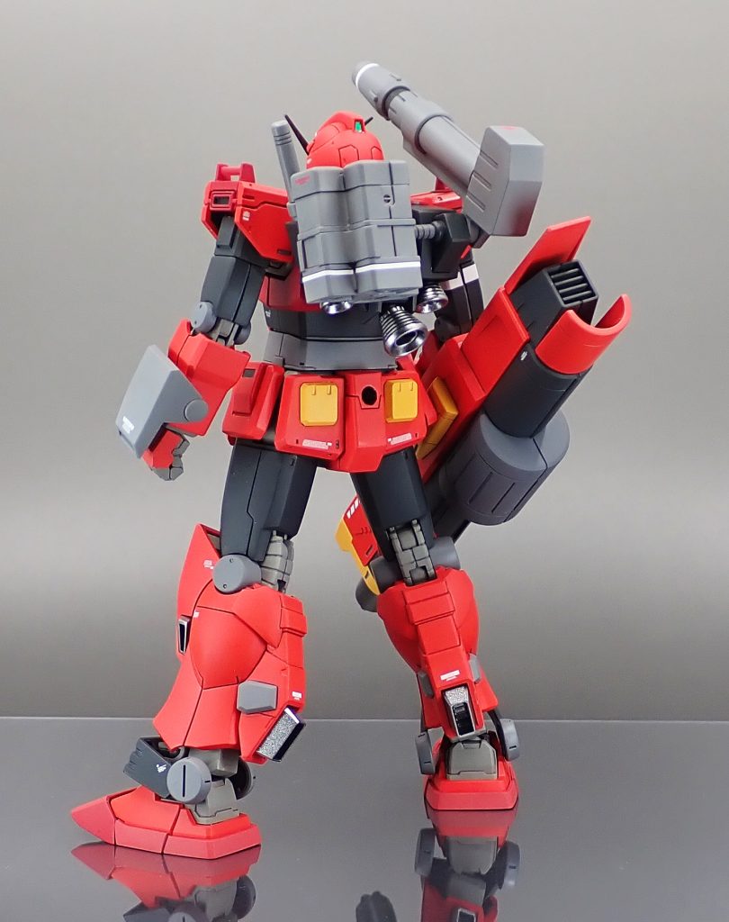 ファンネルコンテナはコトブキヤのミサイルパーツを加工して使用。サーベルラックも移動してあります。