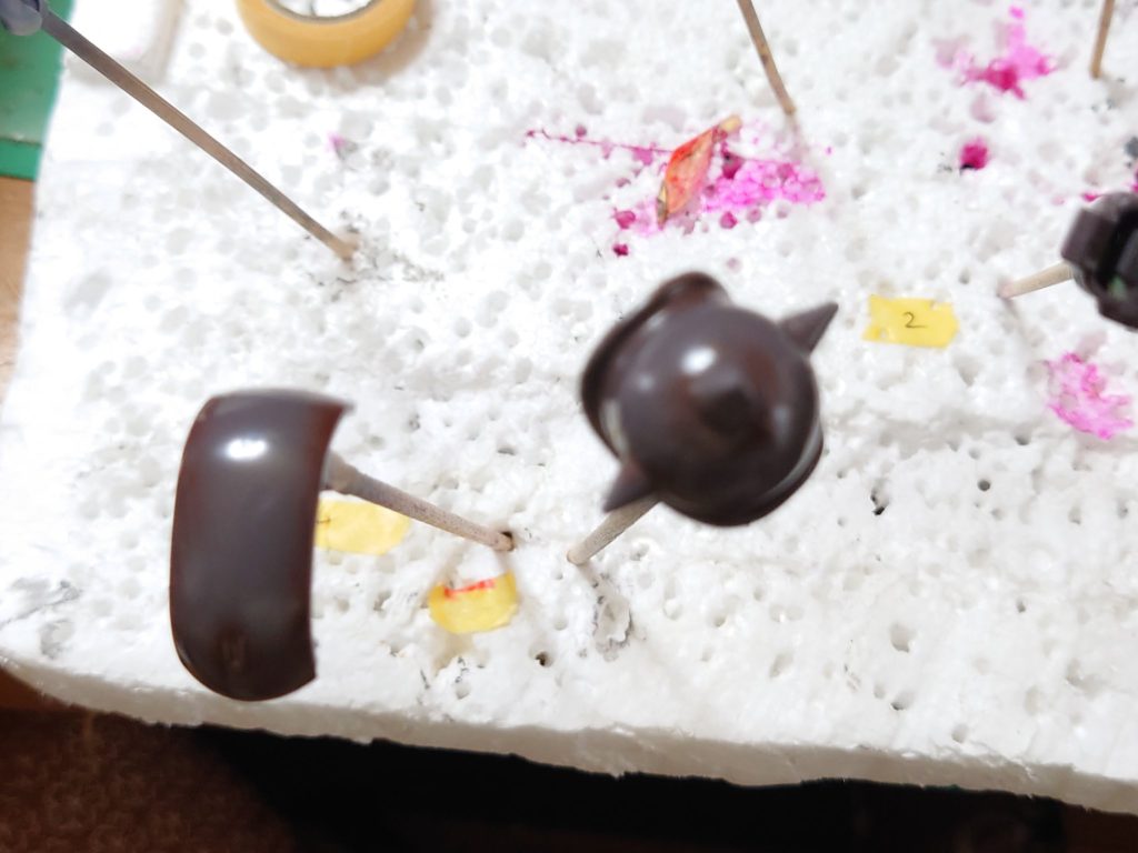 金は廃棄塗料を下地にガイアノーツのクリアーブラウンを仕込みましたが……