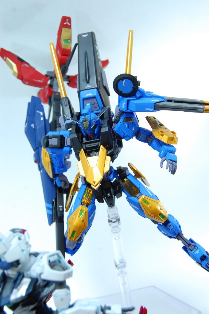 継承したビットオンフォーム。配色はちょっとチグハグになるけど、チグハグだからこそ出るカッコよさを目指しました。本編でもビットの色は改修型のままで、改修型のキットを合わせて買うと継承を再現できる、みたいなギミックがあっても面白かったのかなと思います。継承させるために改修型を見つけて買って帰る時なんかは、さながらエリクトを運ぶスレッタがオーバーラップする体験になりそうです。子供の頃にそんな体験したら一生忘れなさそうですね。とはいえ、昨今の入手事情を鑑みたらビット同梱はやっぱり大正解。 ビットは腕と腿のとこ以外はネオジム接続です。エアリアル系の作例は多いけど、エスカッシャン周りのクリアランス確保についての情報があまり共有されておらず、塗装ハゲ対策は中々苦労した箇所です。