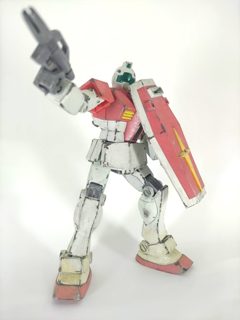 絶望的にポージング下手ですが、申し訳程度にポーズ。このキット、股関節、膝、全然動かないですよね。とは言え、股関節は四角い一枚構成のエプロンのせいだと思うのでキットのせいにするのはかわいそうかな。