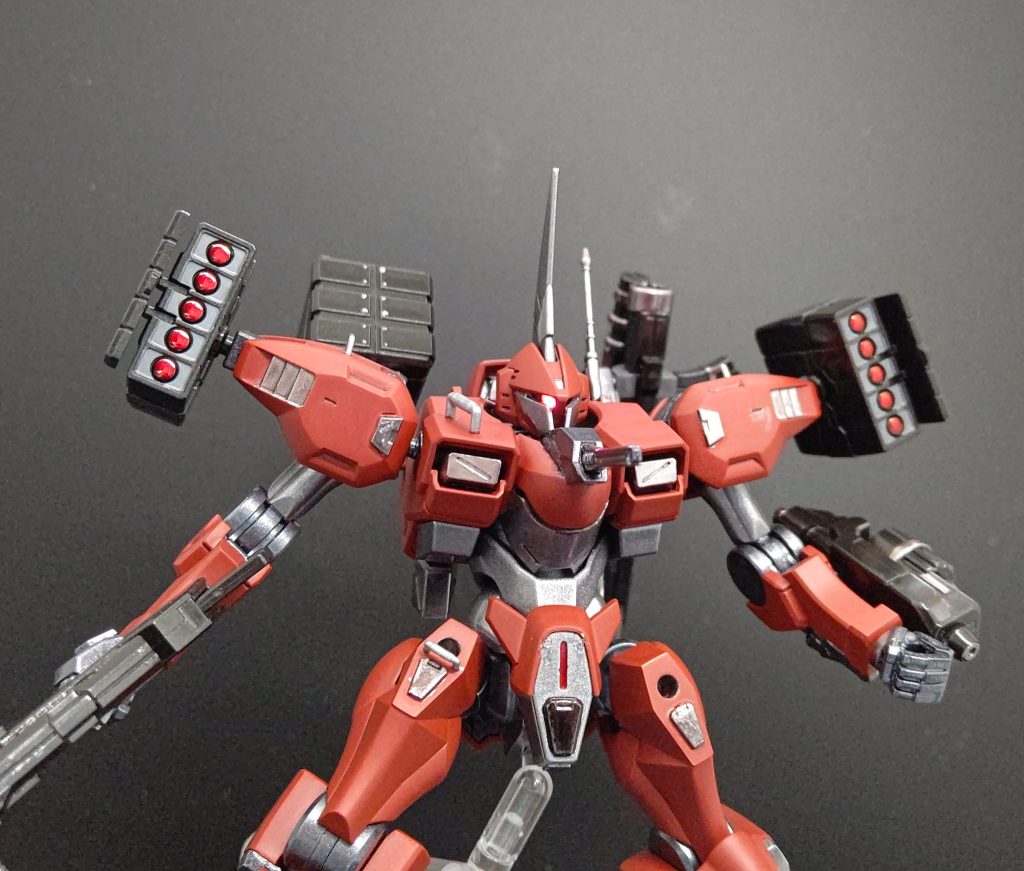 両肩のミサイルはレオパルドダヴィンチから拝借、展開可能。