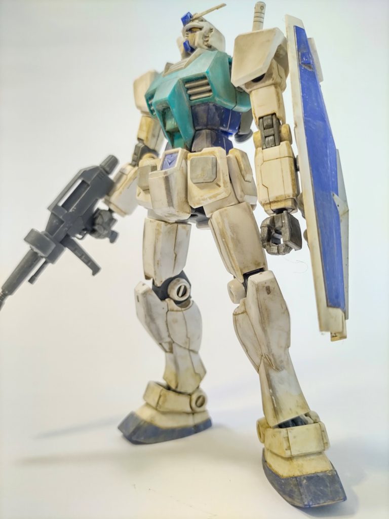 ガンスタで「ジョージア」で検索しても 3体しか出てこないというレア機体(今検索しました)。とか書きながら上げた写真を見ていたら、あ、これ合わせ目処理も何もしてないやって気付いて(ぉぃ)、汚しも全然イメージ通りいかなかったのもあって、そこから合わせ目のヤスリがけしなおしてたら、部分的に塗装もけずっちゃう訳で、結局ほぼほぼ全体ヤスリで塗装までけずってやりなおす事に。一旦綺麗仕様にして再度汚し直しました。というやり直すまえの写真がこれです。凄い水アカです。で、構成もだいぶやりなおすことになって随分下書きに積まれていました。そして、やりなおした割にあまり変わっていないという説も有り。という訳でやっと御披露目となりました。エメラルド少佐機です。ここまで見ていただいた皆様、ありがとうございます。