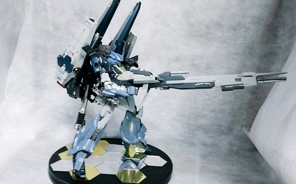 ハイパーメガランチャーは背面からサブアームで懸架保持してますので、射撃姿勢は安定してます。