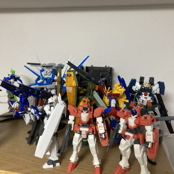 ガンプラ作るのしばらくやめます。理由は受験生だからです。気持ちを整理したくガンプラを視界から消し去りたいと思い今絶賛清掃中です。写真はちょいちょいあげると思いますが、、、。今は楽しくても後から後悔するのは嫌だと思ったため、時期は遅いですが勉強をしようと思いました。半年以上ガンスタをしましたが、自分の作品が今まで一人でしか楽しめなかったものがガンスタのおかげで色々な人からの意見や感想を聞けてとても嬉しかったのを初投稿の時に感じました。今まで応援してくださった方々本当に今までありがとうございました。（2枚目）