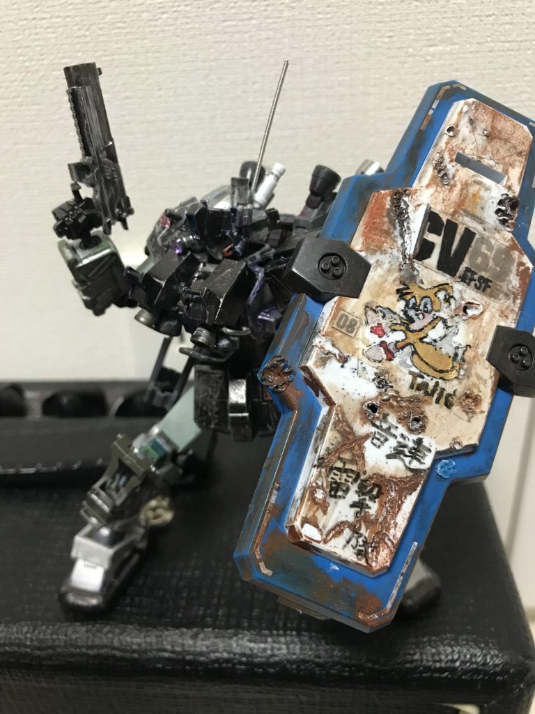 副兵装にビームハンドガンと頭部バルカン×1ダガーナイフ、ビームサーベルなど色々があります！ガーディアンシールドにはソニックのテイルスを描きました！