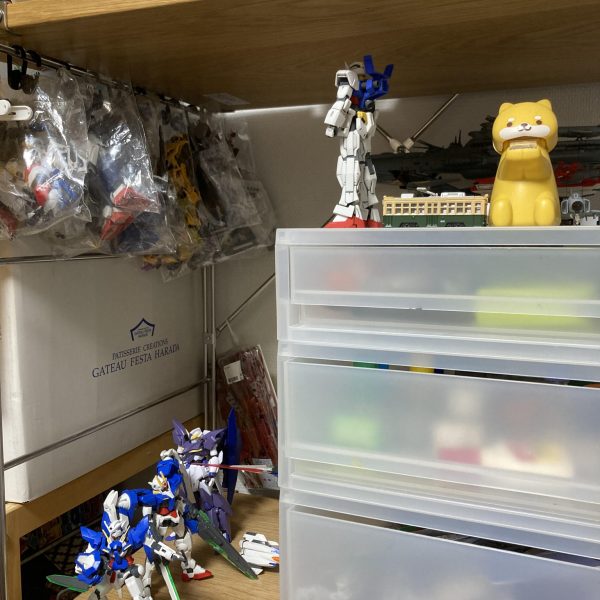 ガンプラ作るのしばらくやめます。理由は受験生だからです。気持ちを整理したくガンプラを視界から消し去りたいと思い今絶賛清掃中です。写真はちょいちょいあげると思いますが、、、。今は楽しくても後から後悔するのは嫌だと思ったため、時期は遅いですが勉強をしようと思いました。半年以上ガンスタをしましたが、自分の作品が今まで一人でしか楽しめなかったものがガンスタのおかげで色々な人からの意見や感想を聞けてとても嬉しかったのを初投稿の時に感じました。今まで応援してくださった方々本当に今までありがとうございました。（3枚目）