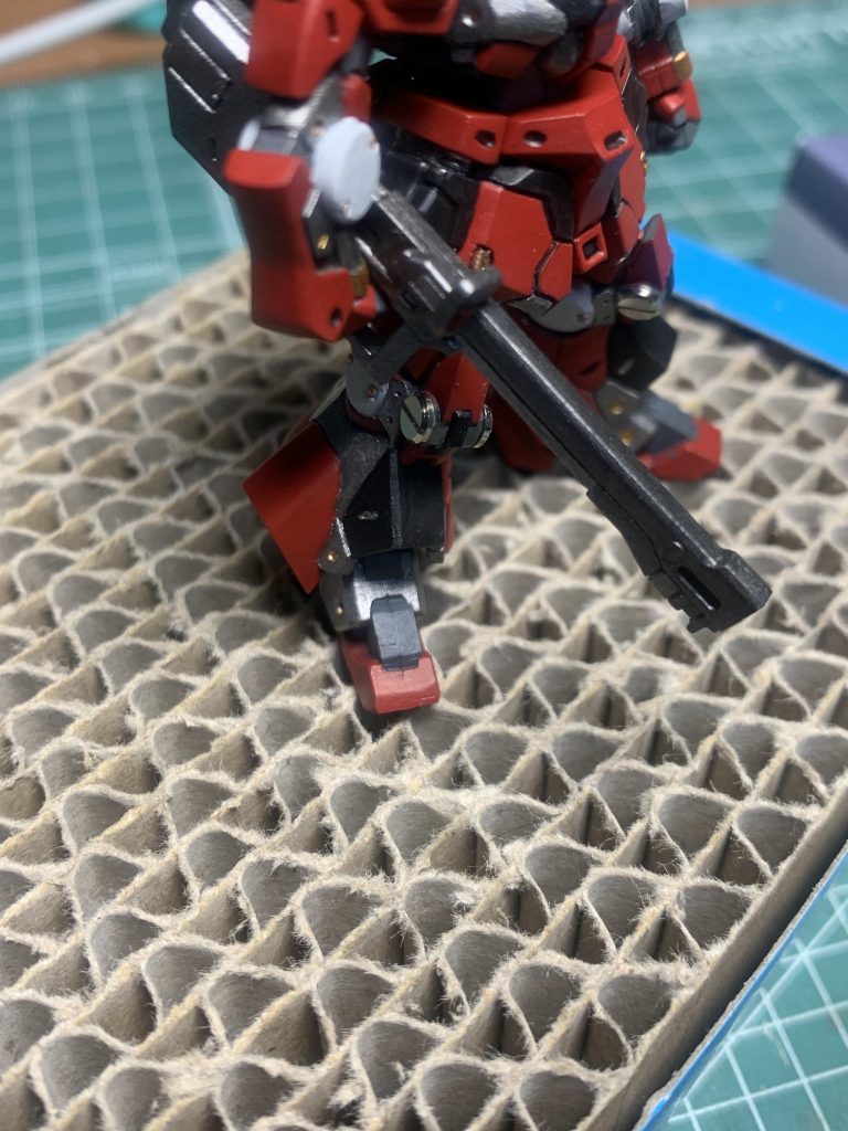 膝の丸いとこにメタルパーツの径がジャストフィット!早速付けて見たけどなかなか良くて結構お気に入り。