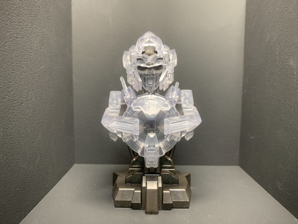 クリア外装。内部ユニットに付け替えメンドイので付属台座でwエクシアに関しては塗装前提ならカラー版のがええと思う。なぜなら・・・