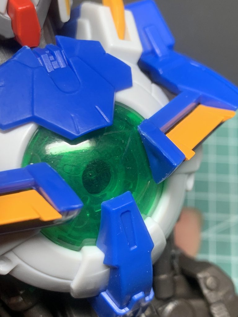 写真でわかるかわかんないけどクリアグリーンのパーツに型式番号書いてあるんよねwwwwコレ再現できる気しねぇwwwwwそのため気にしない人はクリアの方が色塗るの楽なんじゃないかなw 出来が悪いなんて言ったけども、ディテールは細かいしさっきのクリアグリーンの部分の方式番号とかこだわり感じるし全体的にとても満足な出来でした。