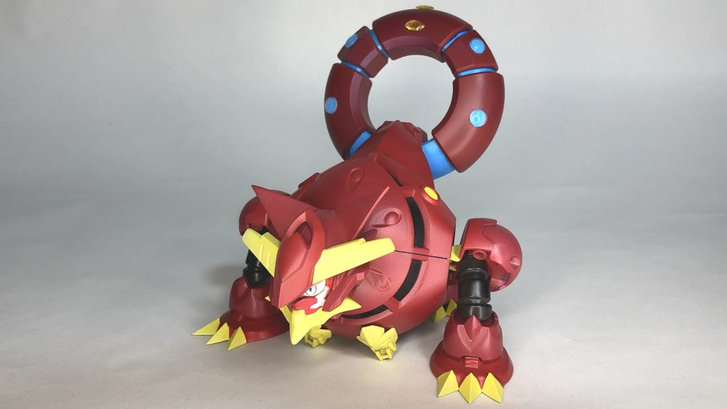 正面大部分を占めるボディ・手足にEXCEED MODEL SD『ズゴック』頭部にSD バルバトスルプスを使用。手足を入れ替えた四つん這いの姿と特異な方法ながらデザインに則したかなり良い形に!