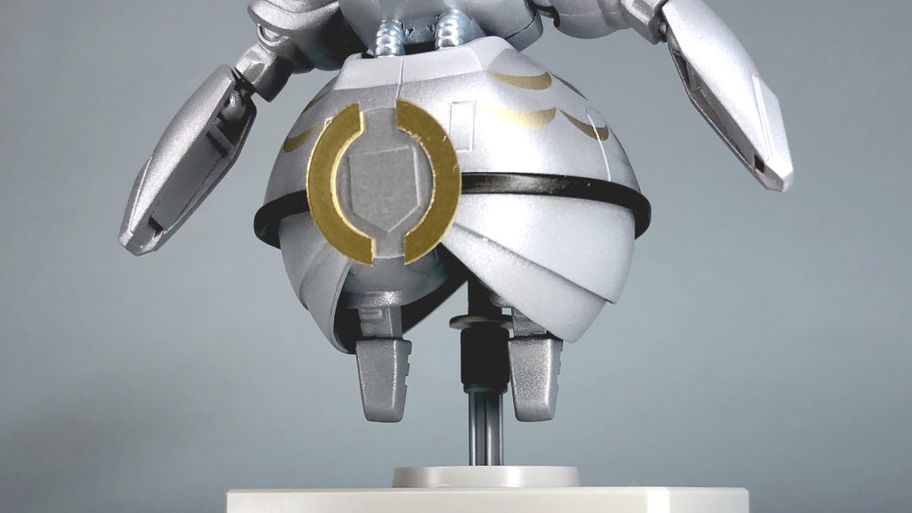 下半身ハッチ状の形は丸いプラスチックを切り貼りして表現細い足はバウンド・ドックの足、一本伸びた爪を下にしてこのような形にしてみました!自立はできませんが、マギアナの細い足を上手に表現できました♪