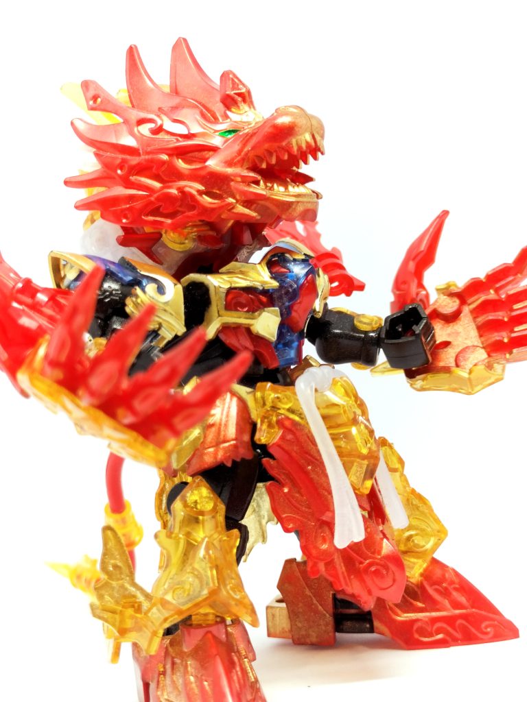 足が貧弱になるのと、「パーツを手に持ってる感」が気に入らなかったので足のパーツはそのままにし、手首だけを持たせて手首が直接巨大化したように見せかけてます。