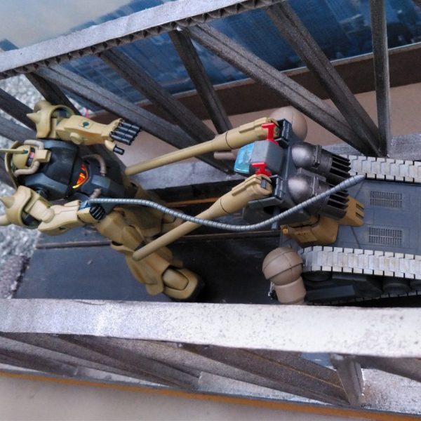 グフとガンタンクの市街戦線